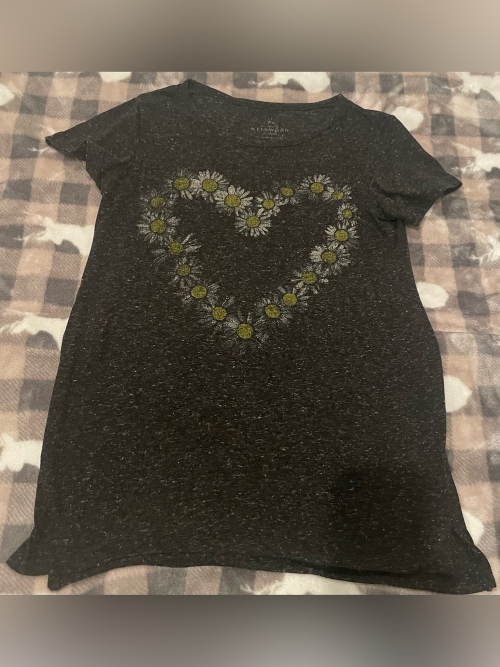 🐨3for$20🐨Black Heather Tee with Daisy Heart Graphic